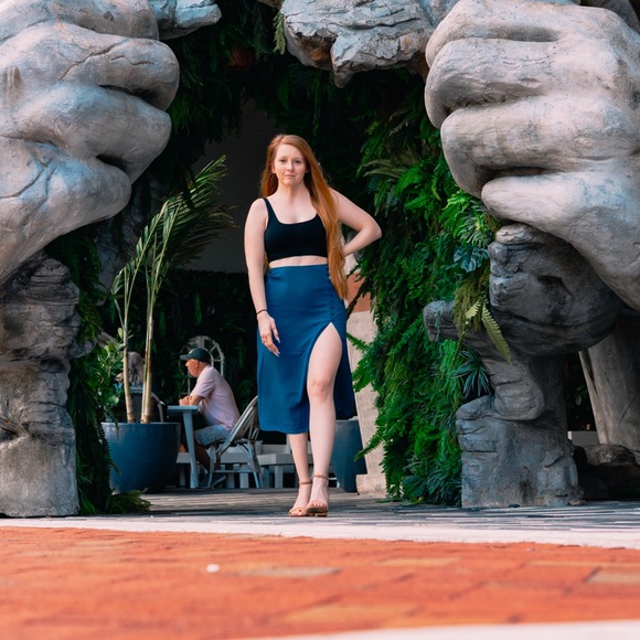 Abercrombie midi skirt with side slit and button details - Picture 4 of 5